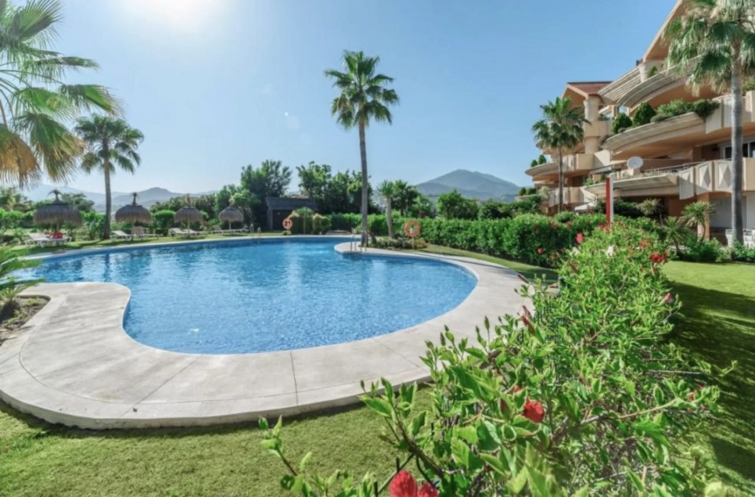Wonderful apartment in Magna Marbella in one of the most exclusive developments in Nueva Andalucia, a gated community with 24-hour security, with several communal swimming pools and large tropical gardens guaranteeing total tranquility.