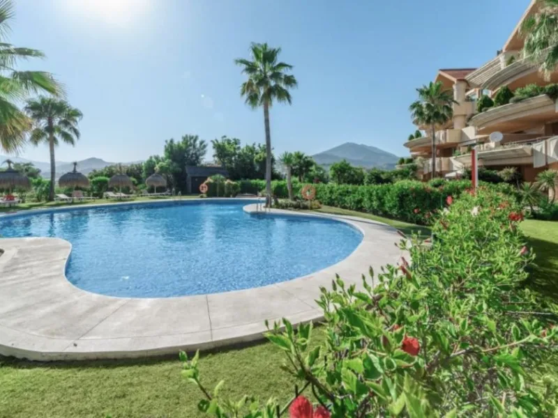 Wonderful apartment in Magna Marbella in one of the most exclusive developments in Nueva Andalucia, a gated community with 24-hour security, with several communal swimming pools and large tropical gardens guaranteeing total tranquility.