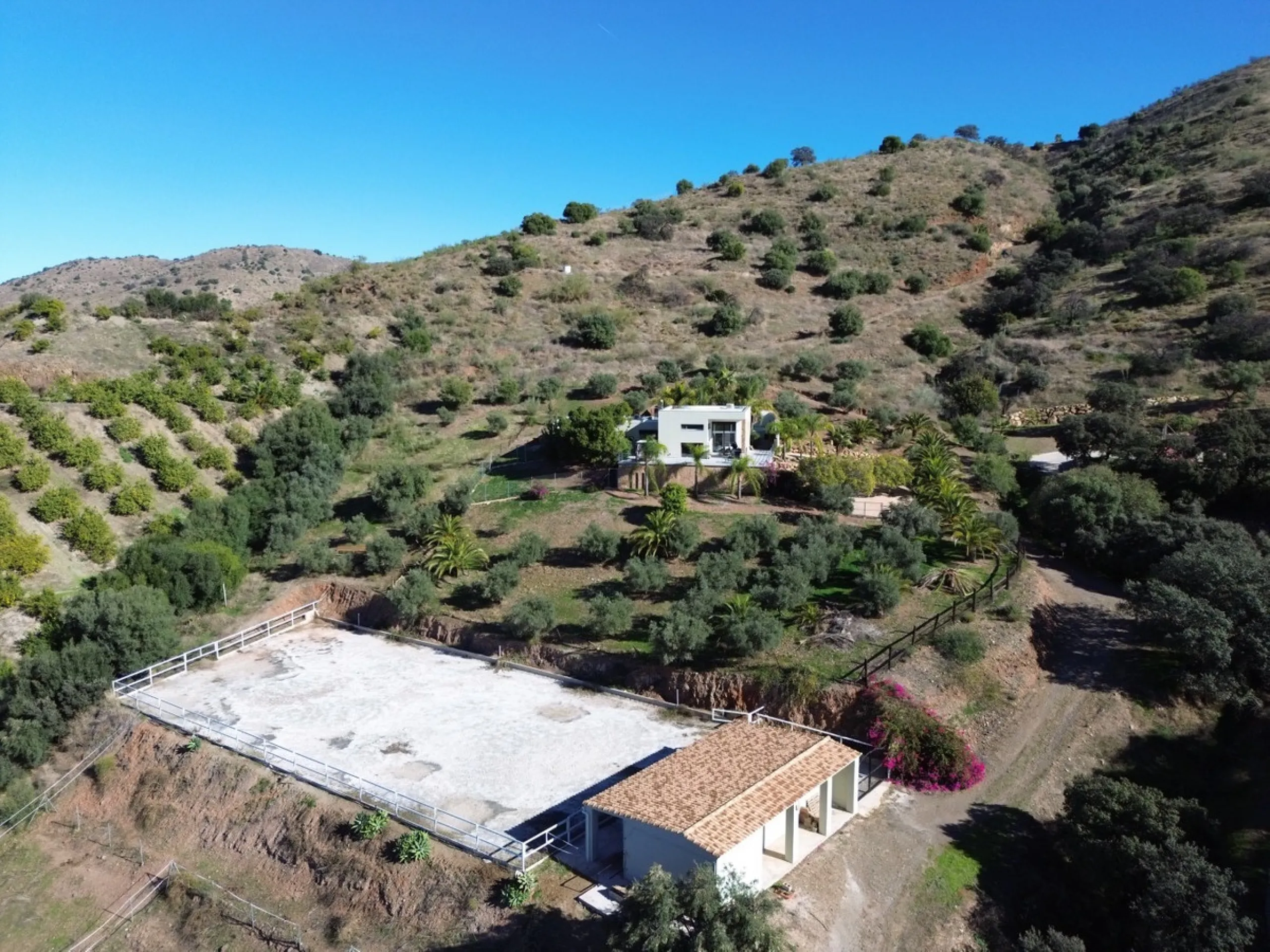 Exclusive Estate with Guest Apartment and Equestrian Facilities in Álora This exceptional estate in Álora combines generous living spaces, absolute privacy, and a privileged natural setting ideal for those seeking comfort, tranquillity, and versatile usag