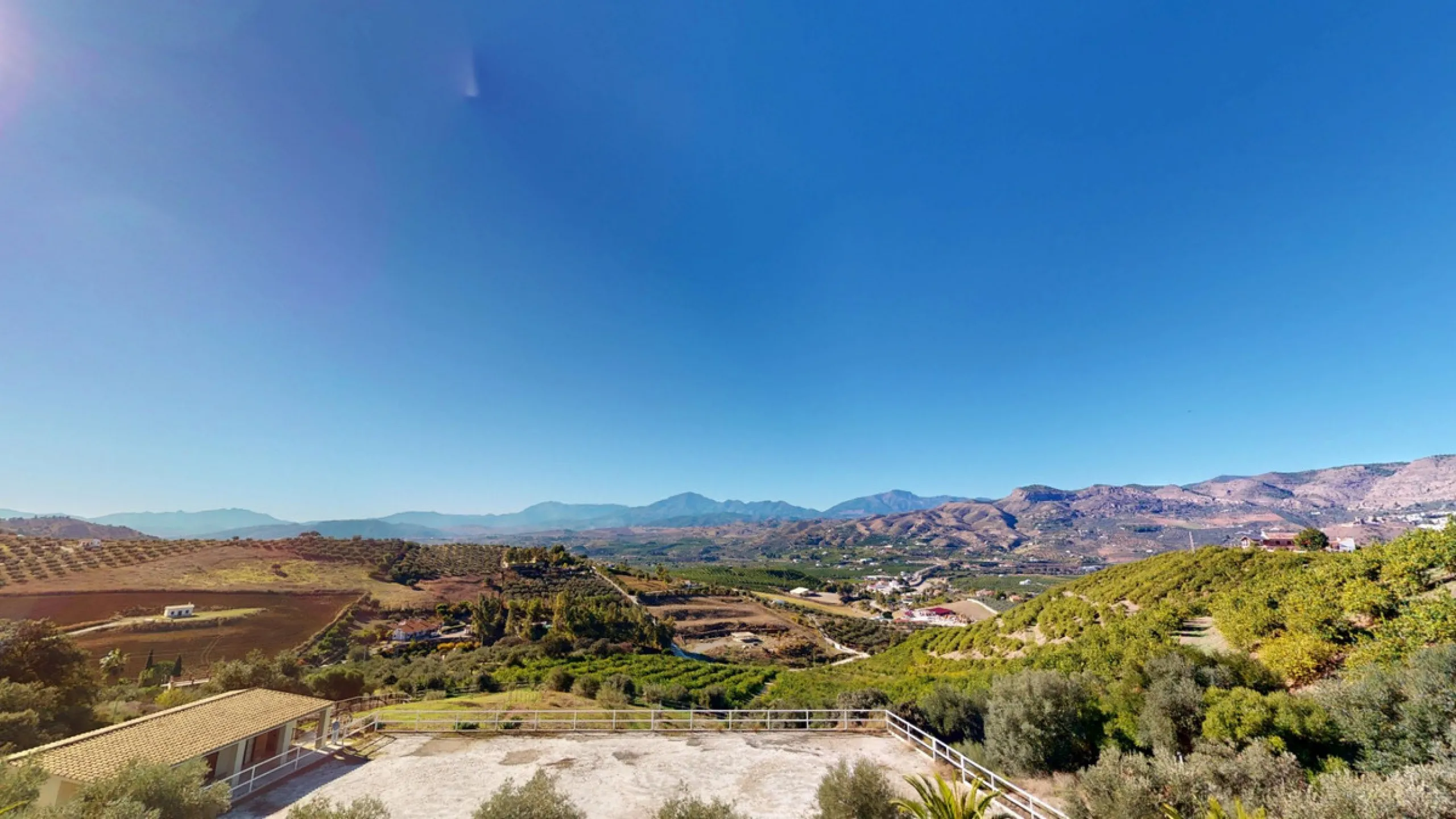 Exclusive Estate with Guest Apartment and Equestrian Facilities in Álora This exceptional estate in Álora combines generous living spaces, absolute privacy, and a privileged natural setting ideal for those seeking comfort, tranquillity, and versatile usag