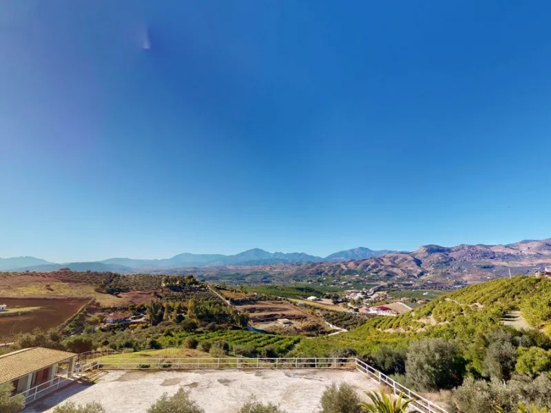 Exclusive Estate with Guest Apartment and Equestrian Facilities in Álora This exceptional estate in Álora combines generous living spaces, absolute privacy, and a privileged natural setting ideal for those seeking comfort, tranquillity, and versatile usag