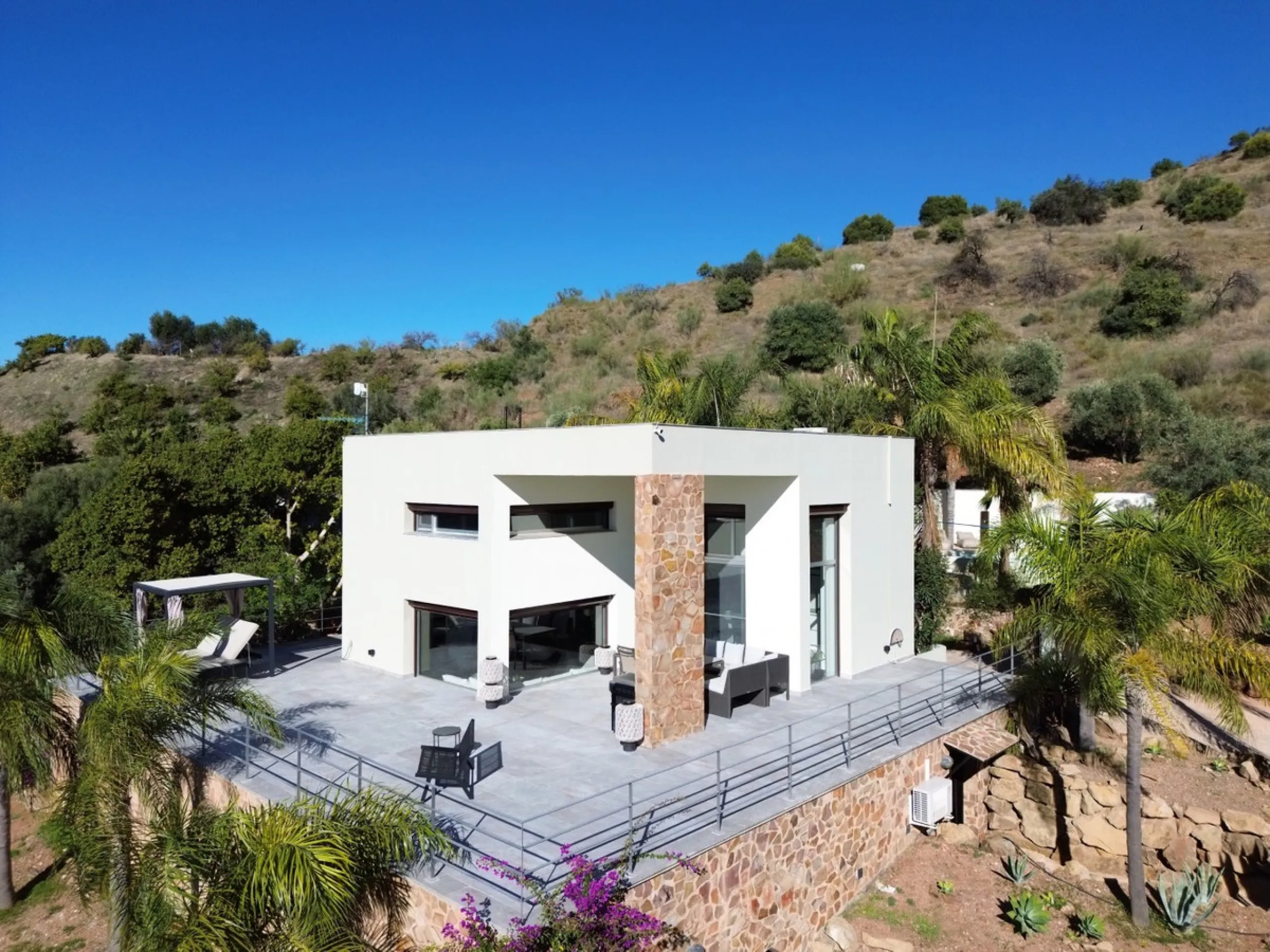 Exclusive Estate with Guest Apartment and Equestrian Facilities in Álora This exceptional estate in Álora combines generous living spaces, absolute privacy, and a privileged natural setting ideal for those seeking comfort, tranquillity, and versatile usag