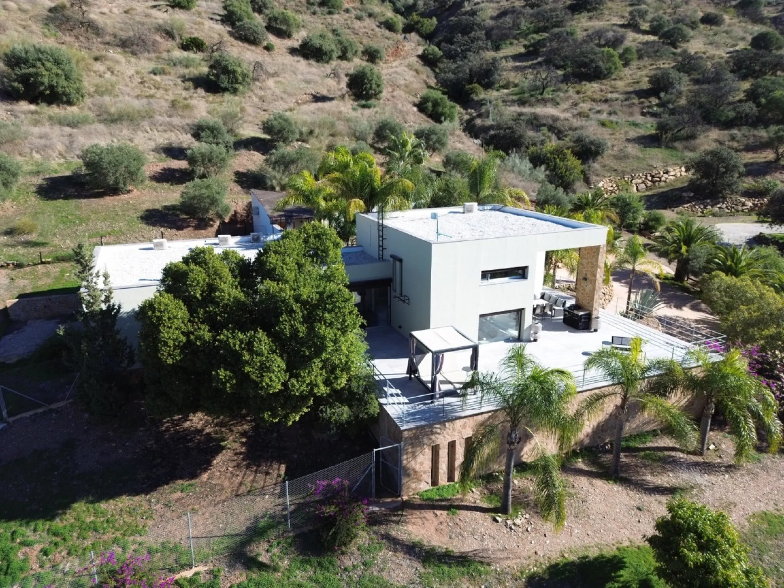 Exclusive Estate with Guest Apartment and Equestrian Facilities in Álora This exceptional estate in Álora combines generous living spaces, absolute privacy, and a privileged natural setting ideal for those seeking comfort, tranquillity, and versatile usag