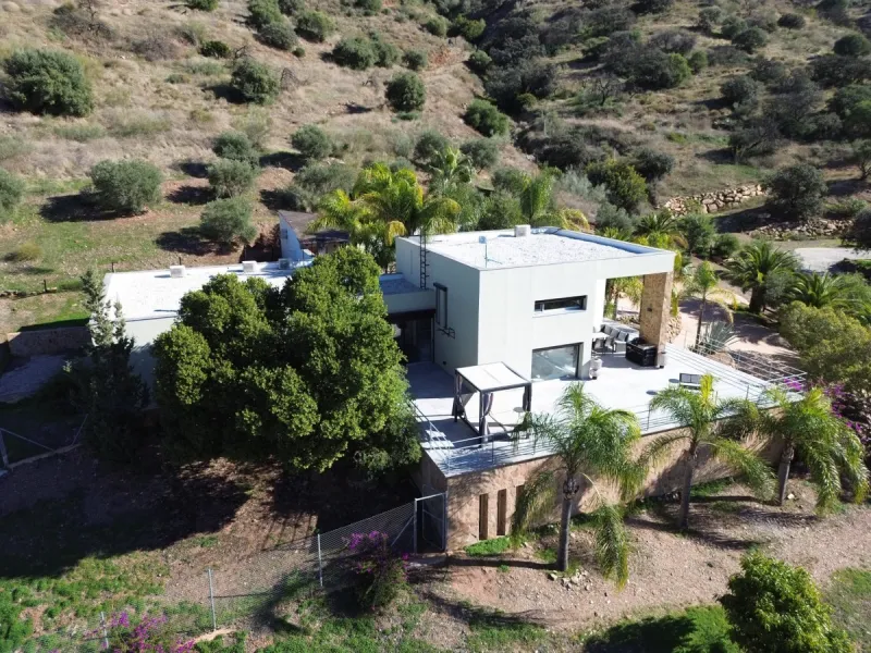 Exclusive Estate with Guest Apartment and Equestrian Facilities in Álora This exceptional estate in Álora combines generous living spaces, absolute privacy, and a privileged natural setting ideal for those seeking comfort, tranquillity, and versatile usag
