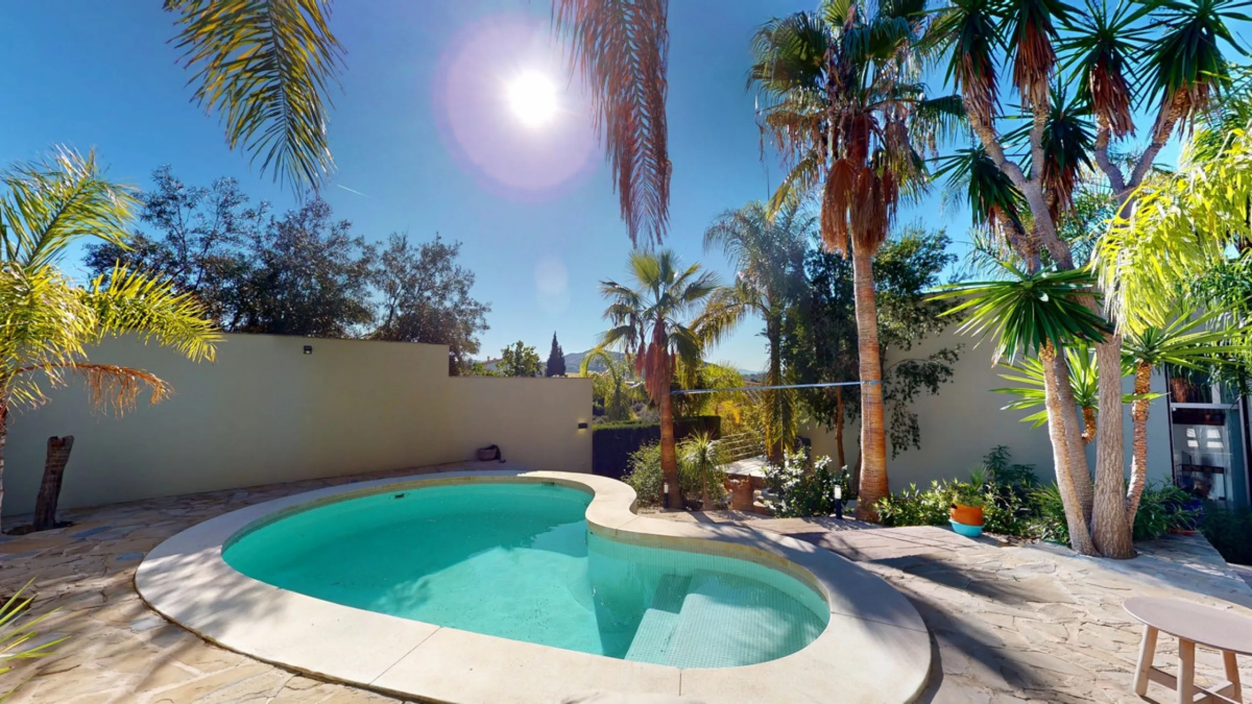Exclusive Estate with Guest Apartment and Equestrian Facilities in Álora This exceptional estate in Álora combines generous living spaces, absolute privacy, and a privileged natural setting ideal for those seeking comfort, tranquillity, and versatile usag