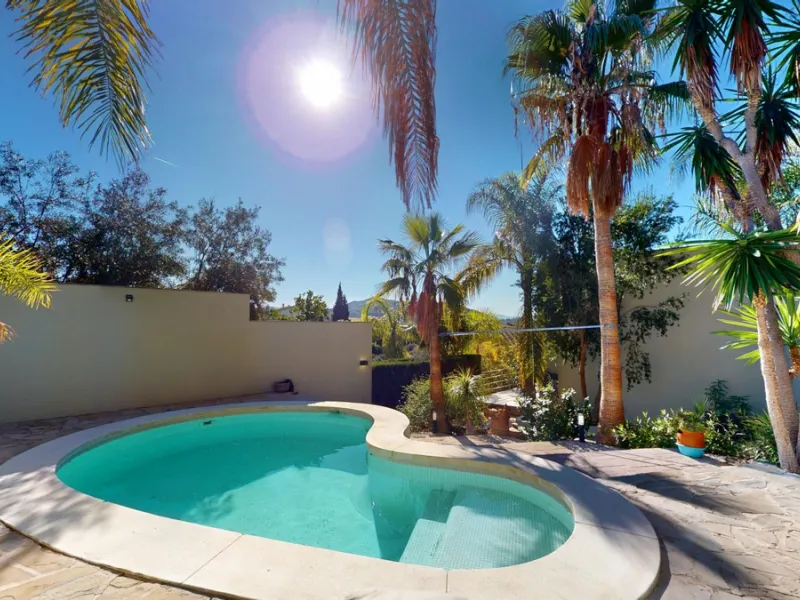 Exclusive Estate with Guest Apartment and Equestrian Facilities in Álora This exceptional estate in Álora combines generous living spaces, absolute privacy, and a privileged natural setting ideal for those seeking comfort, tranquillity, and versatile usag