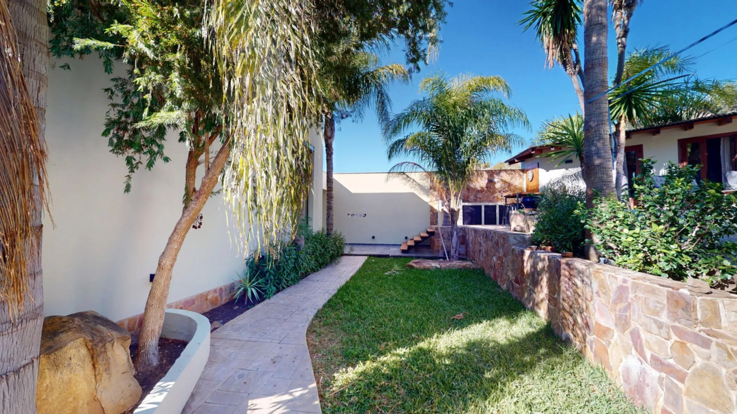 Exclusive Estate with Guest Apartment and Equestrian Facilities in Álora This exceptional estate in Álora combines generous living spaces, absolute privacy, and a privileged natural setting ideal for those seeking comfort, tranquillity, and versatile usag