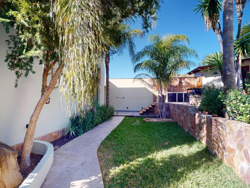 Exclusive Estate with Guest Apartment and Equestrian Facilities in Álora This exceptional estate in Álora combines generous living spaces, absolute privacy, and a privileged natural setting ideal for those seeking comfort, tranquillity, and versatile usag