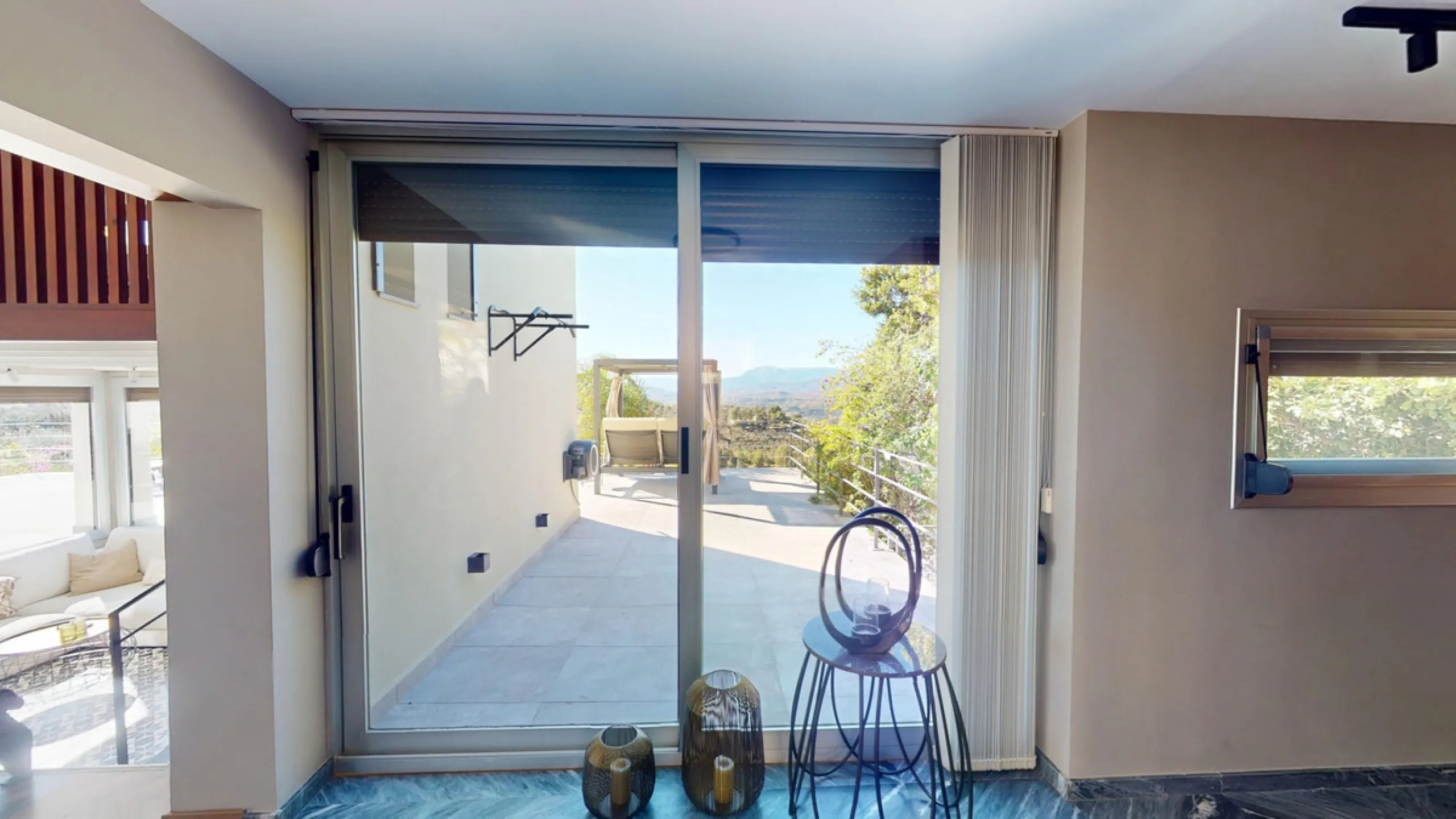 Exclusive Estate with Guest Apartment and Equestrian Facilities in Álora This exceptional estate in Álora combines generous living spaces, absolute privacy, and a privileged natural setting ideal for those seeking comfort, tranquillity, and versatile usag