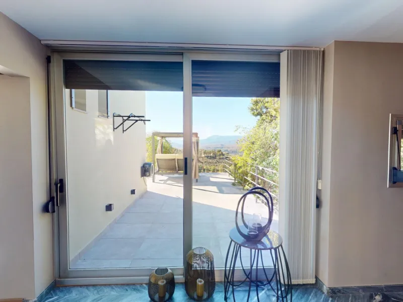 Exclusive Estate with Guest Apartment and Equestrian Facilities in Álora This exceptional estate in Álora combines generous living spaces, absolute privacy, and a privileged natural setting ideal for those seeking comfort, tranquillity, and versatile usag