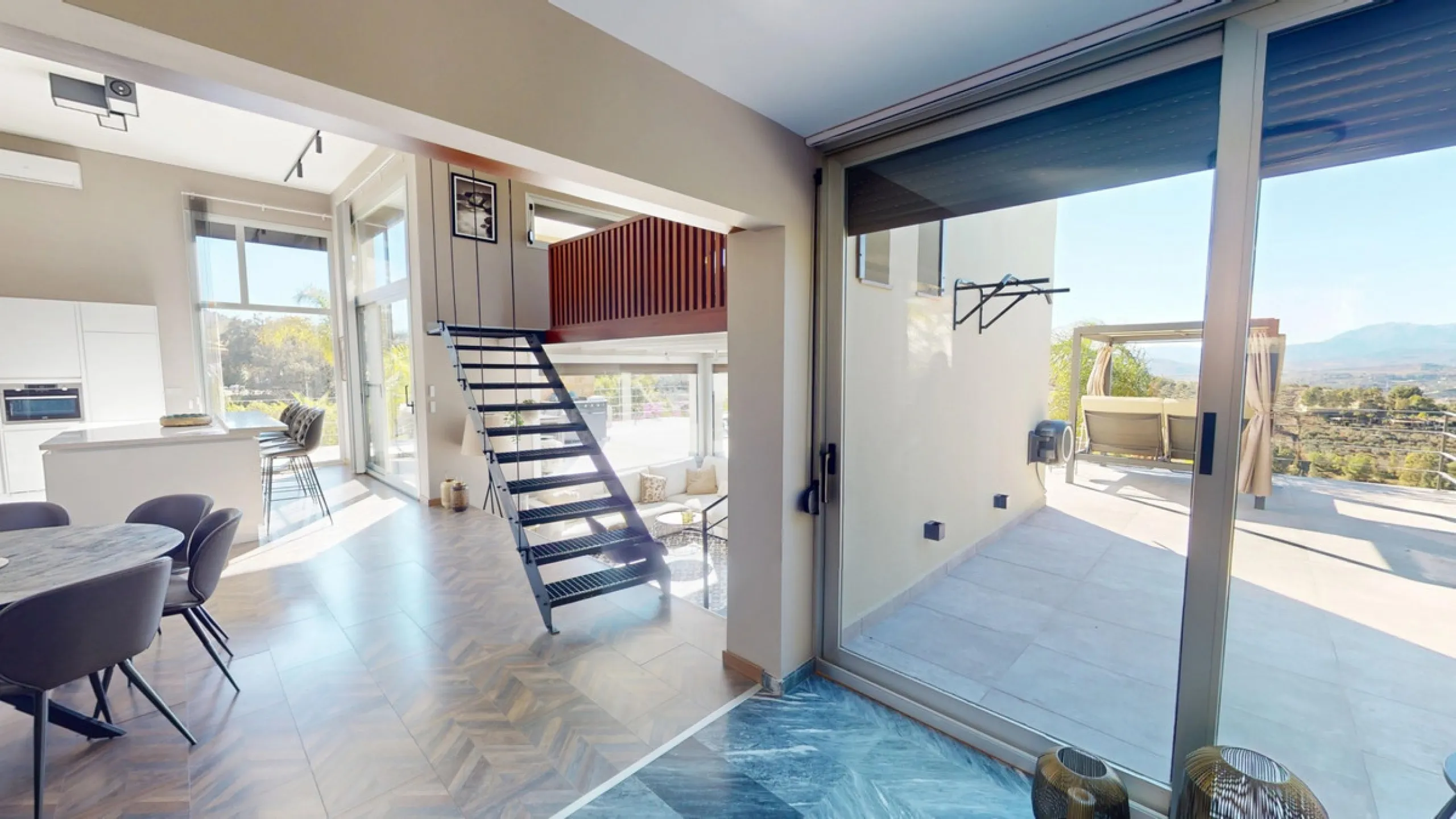Exclusive Estate with Guest Apartment and Equestrian Facilities in Álora This exceptional estate in Álora combines generous living spaces, absolute privacy, and a privileged natural setting ideal for those seeking comfort, tranquillity, and versatile usag