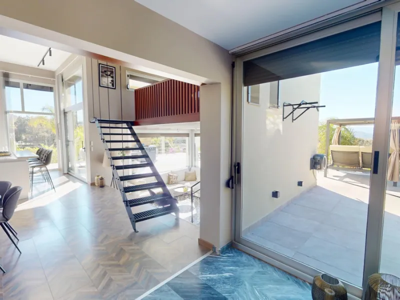 Exclusive Estate with Guest Apartment and Equestrian Facilities in Álora This exceptional estate in Álora combines generous living spaces, absolute privacy, and a privileged natural setting ideal for those seeking comfort, tranquillity, and versatile usag
