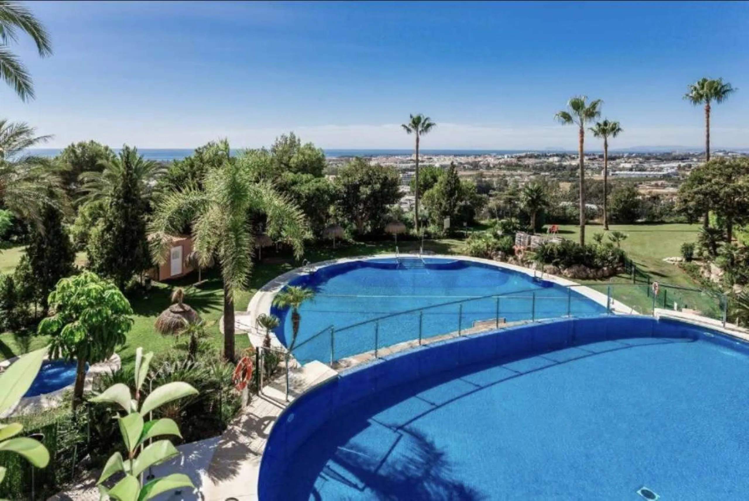Wonderful apartment in Magna Marbella in one of the most exclusive developments in Nueva Andalucia, a gated community with 24-hour security, with several communal swimming pools and large tropical gardens guaranteeing total tranquility.