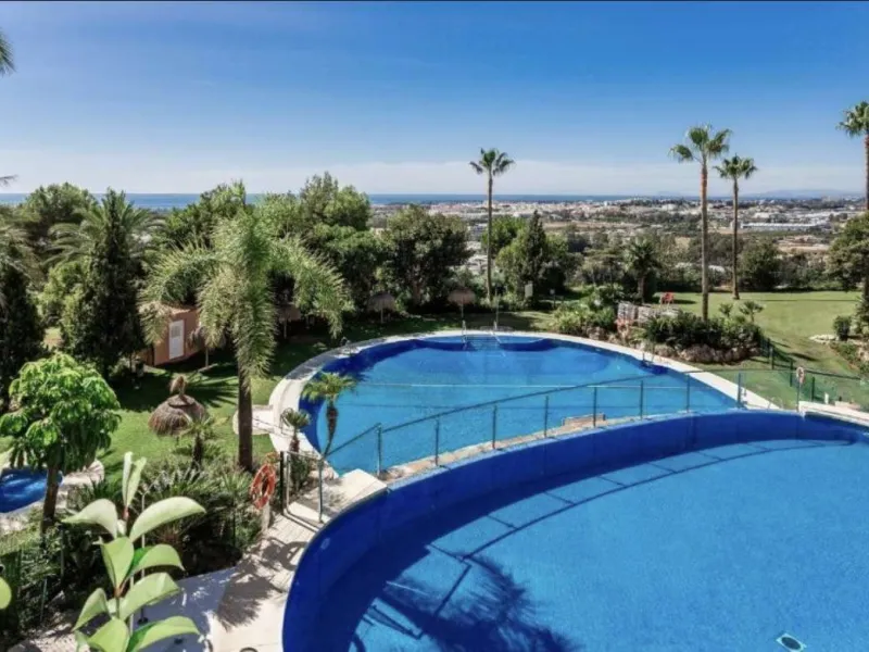 Wonderful apartment in Magna Marbella in one of the most exclusive developments in Nueva Andalucia, a gated community with 24-hour security, with several communal swimming pools and large tropical gardens guaranteeing total tranquility.