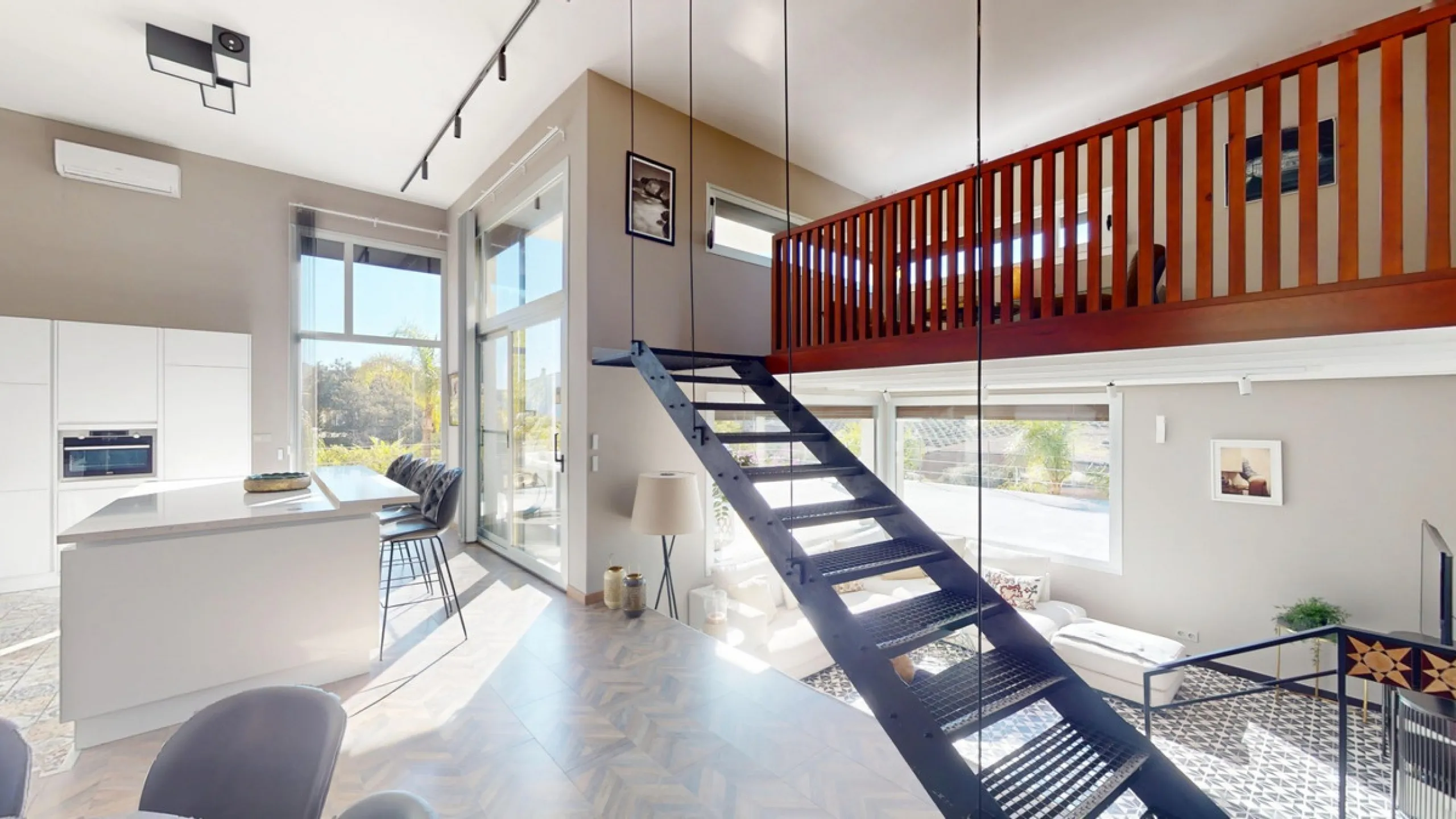 Exclusive Estate with Guest Apartment and Equestrian Facilities in Álora This exceptional estate in Álora combines generous living spaces, absolute privacy, and a privileged natural setting ideal for those seeking comfort, tranquillity, and versatile usag