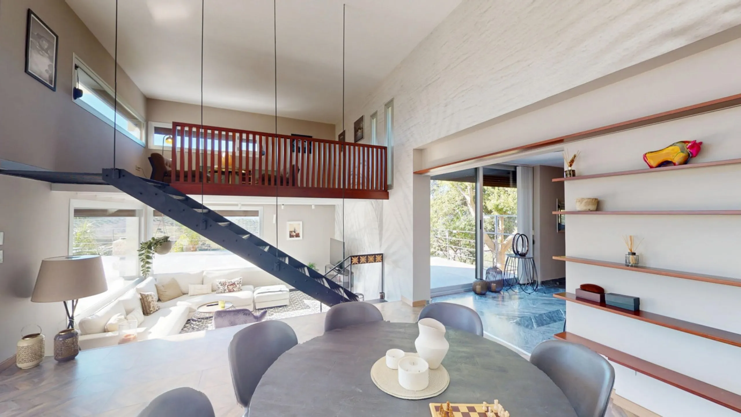 Exclusive Estate with Guest Apartment and Equestrian Facilities in Álora This exceptional estate in Álora combines generous living spaces, absolute privacy, and a privileged natural setting ideal for those seeking comfort, tranquillity, and versatile usag