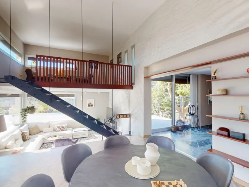 Exclusive Estate with Guest Apartment and Equestrian Facilities in Álora This exceptional estate in Álora combines generous living spaces, absolute privacy, and a privileged natural setting ideal for those seeking comfort, tranquillity, and versatile usag