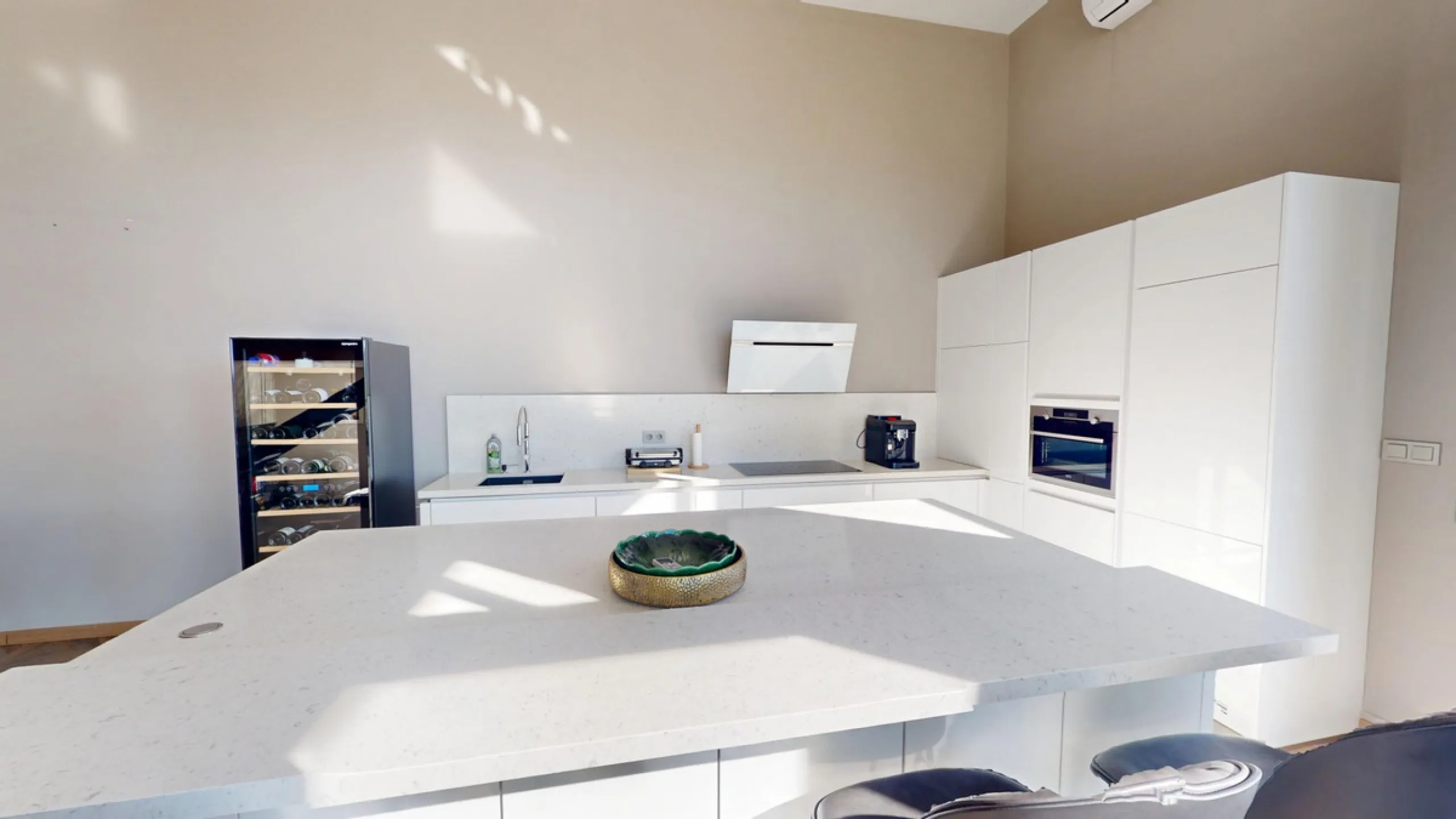 Exclusive Estate with Guest Apartment and Equestrian Facilities in Álora This exceptional estate in Álora combines generous living spaces, absolute privacy, and a privileged natural setting ideal for those seeking comfort, tranquillity, and versatile usag