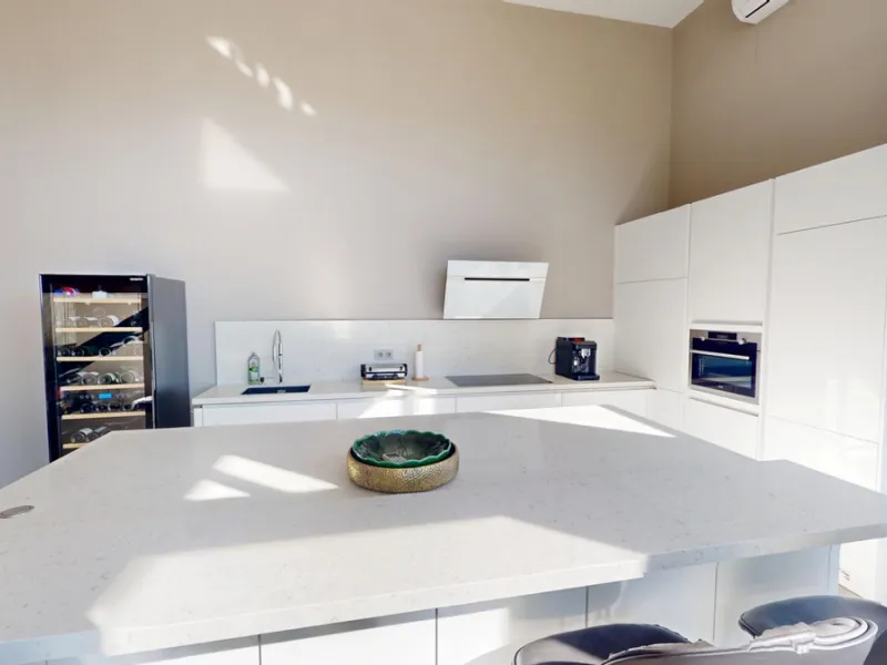 Exclusive Estate with Guest Apartment and Equestrian Facilities in Álora This exceptional estate in Álora combines generous living spaces, absolute privacy, and a privileged natural setting ideal for those seeking comfort, tranquillity, and versatile usag