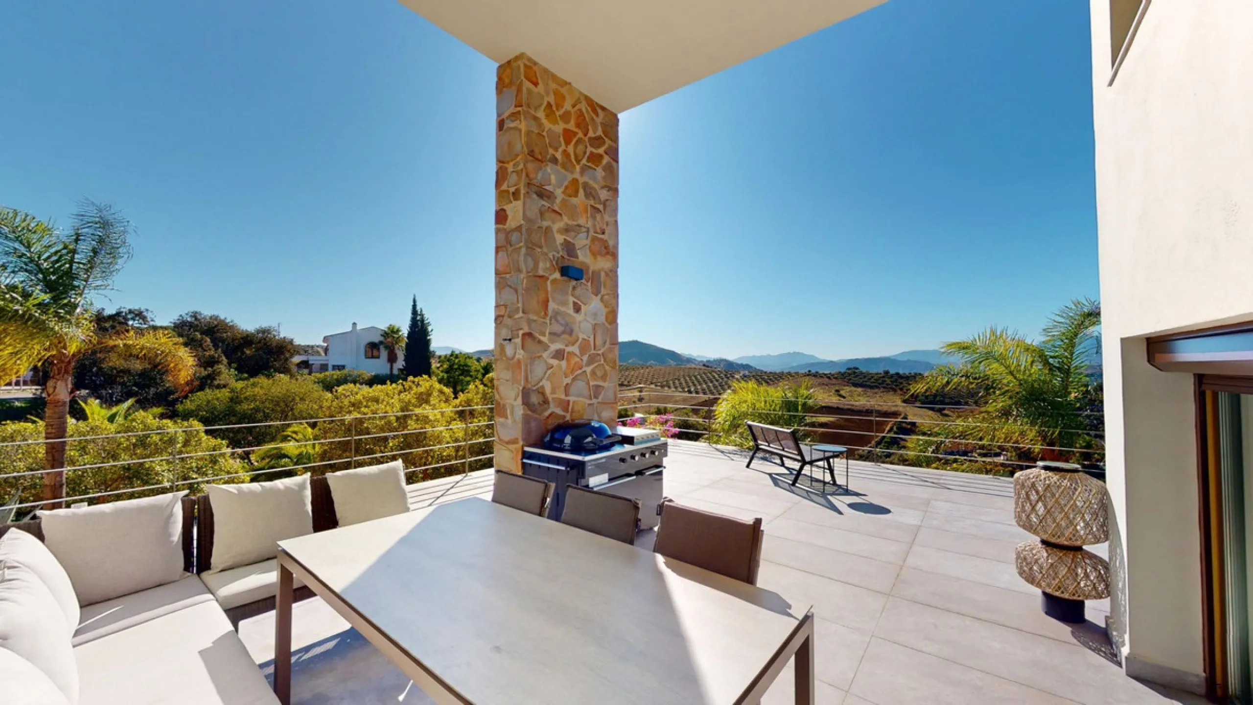 Exclusive Estate with Guest Apartment and Equestrian Facilities in Álora This exceptional estate in Álora combines generous living spaces, absolute privacy, and a privileged natural setting ideal for those seeking comfort, tranquillity, and versatile usag