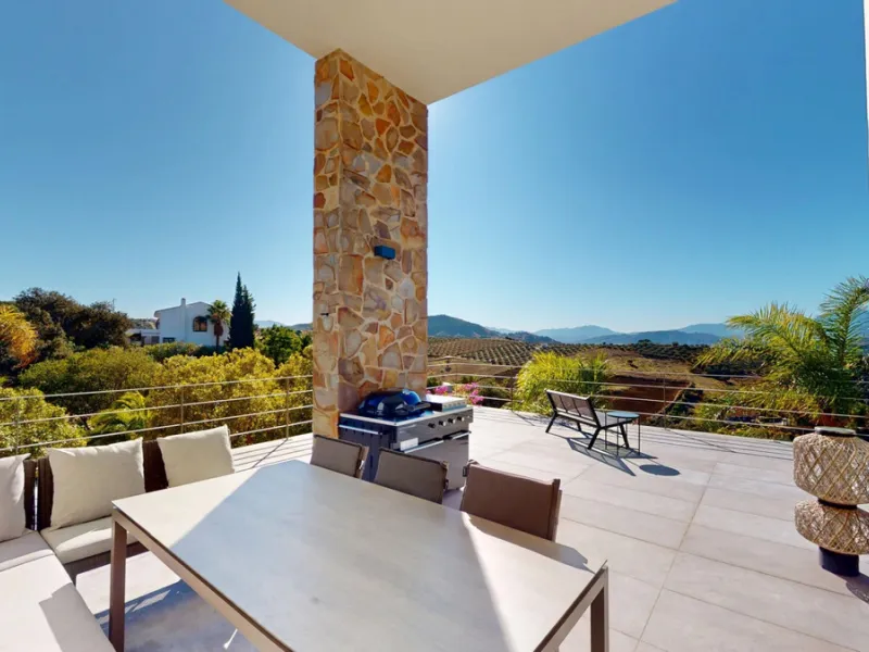 Exclusive Estate with Guest Apartment and Equestrian Facilities in Álora This exceptional estate in Álora combines generous living spaces, absolute privacy, and a privileged natural setting ideal for those seeking comfort, tranquillity, and versatile usag
