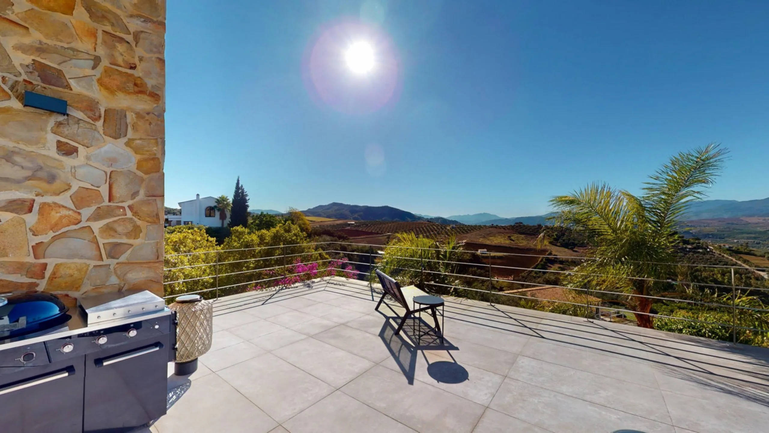 Exclusive Estate with Guest Apartment and Equestrian Facilities in Álora This exceptional estate in Álora combines generous living spaces, absolute privacy, and a privileged natural setting ideal for those seeking comfort, tranquillity, and versatile usag