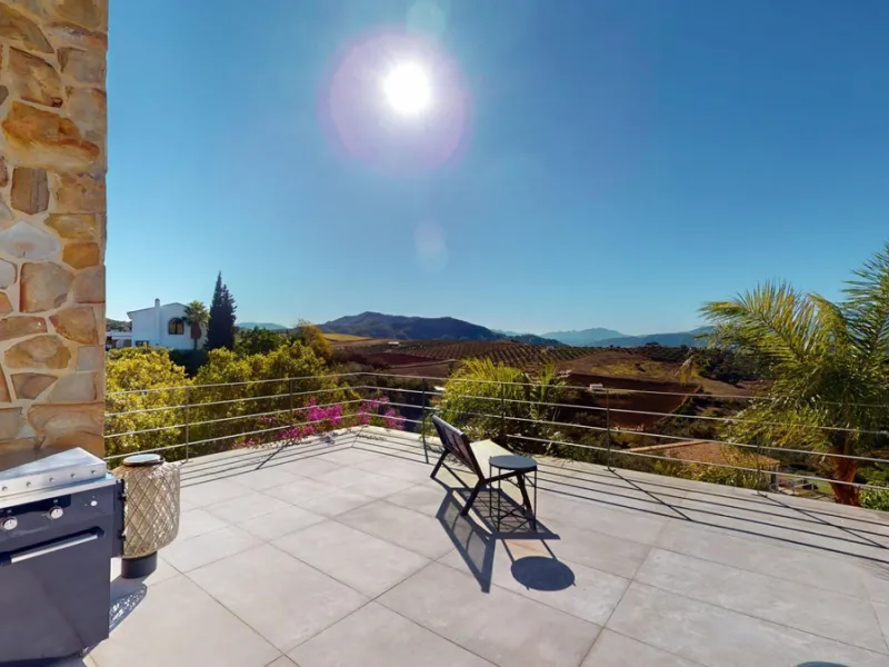 Exclusive Estate with Guest Apartment and Equestrian Facilities in Álora This exceptional estate in Álora combines generous living spaces, absolute privacy, and a privileged natural setting ideal for those seeking comfort, tranquillity, and versatile usag