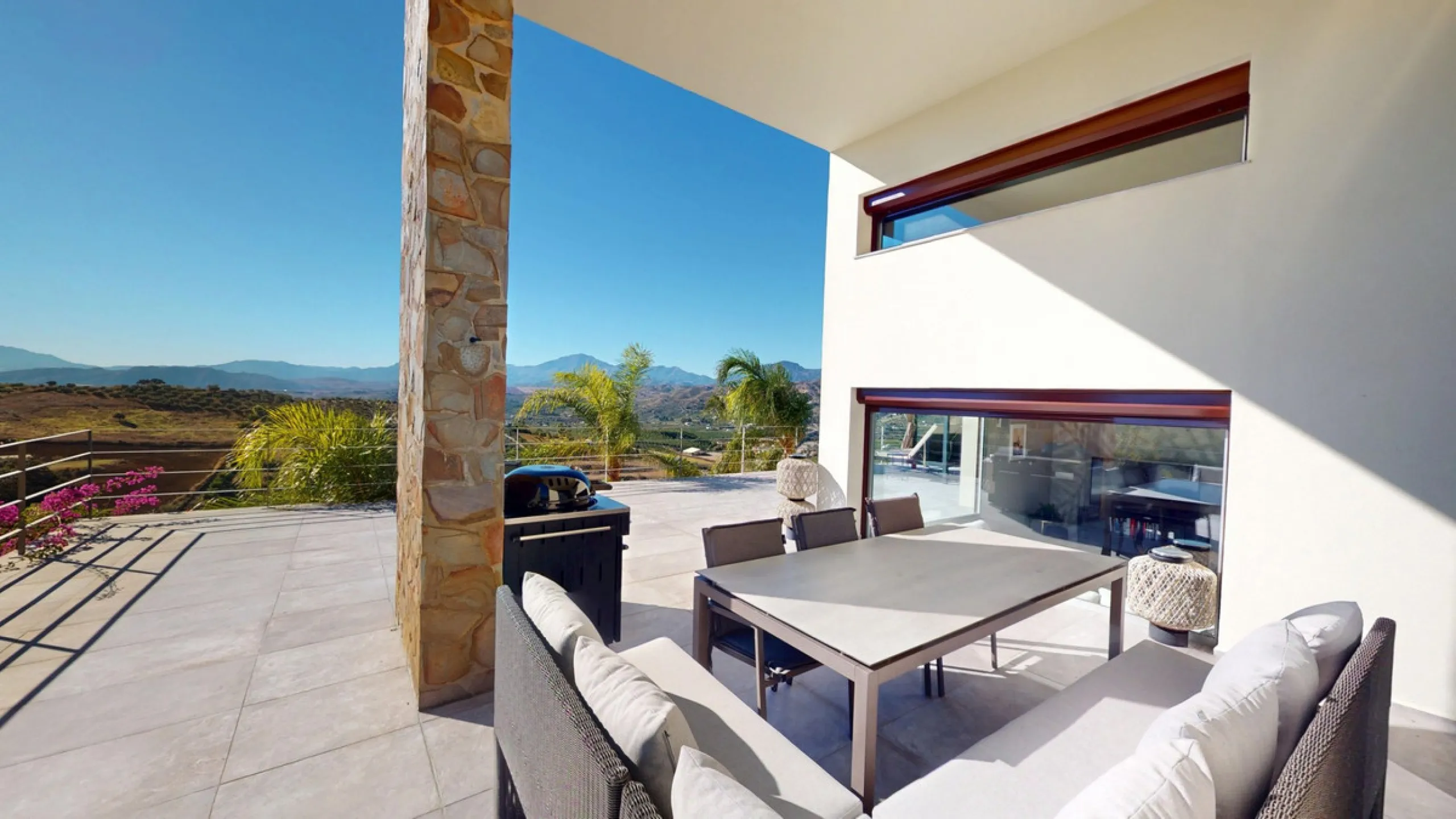 Exclusive Estate with Guest Apartment and Equestrian Facilities in Álora This exceptional estate in Álora combines generous living spaces, absolute privacy, and a privileged natural setting ideal for those seeking comfort, tranquillity, and versatile usag