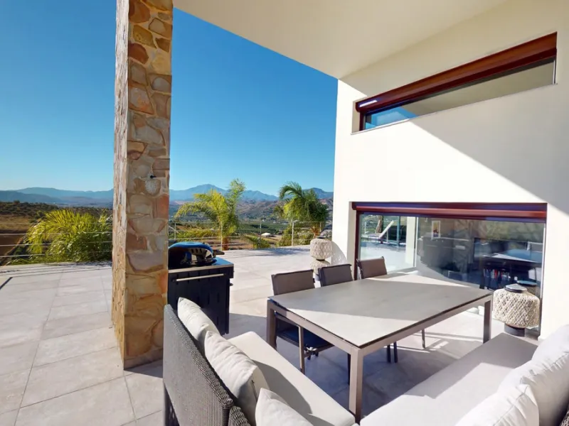 Exclusive Estate with Guest Apartment and Equestrian Facilities in Álora This exceptional estate in Álora combines generous living spaces, absolute privacy, and a privileged natural setting ideal for those seeking comfort, tranquillity, and versatile usag