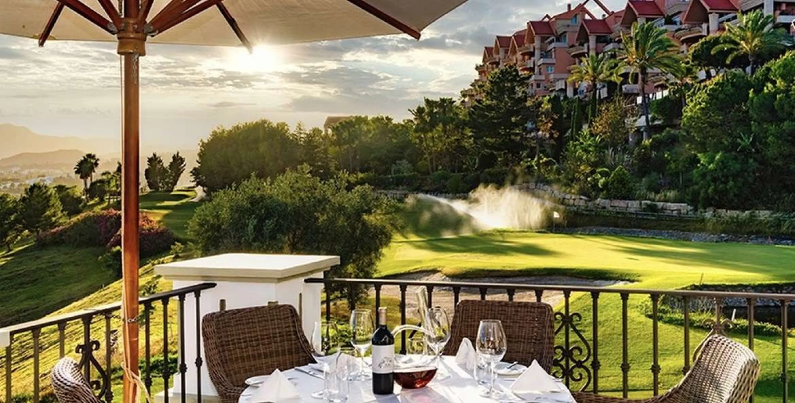 Wonderful apartment in Magna Marbella in one of the most exclusive developments in Nueva Andalucia, a gated community with 24-hour security, with several communal swimming pools and large tropical gardens guaranteeing total tranquility.