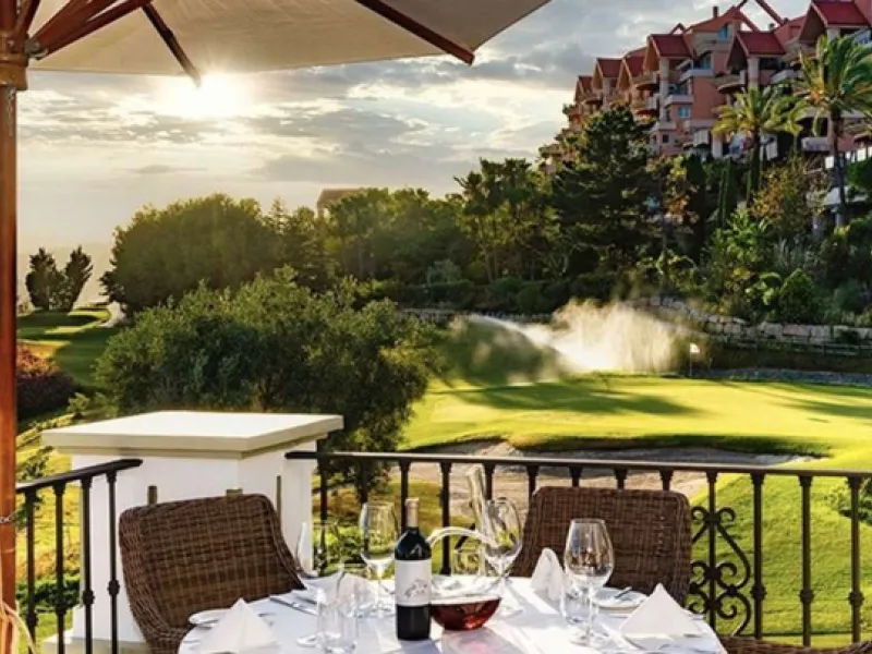 Wonderful apartment in Magna Marbella in one of the most exclusive developments in Nueva Andalucia, a gated community with 24-hour security, with several communal swimming pools and large tropical gardens guaranteeing total tranquility.