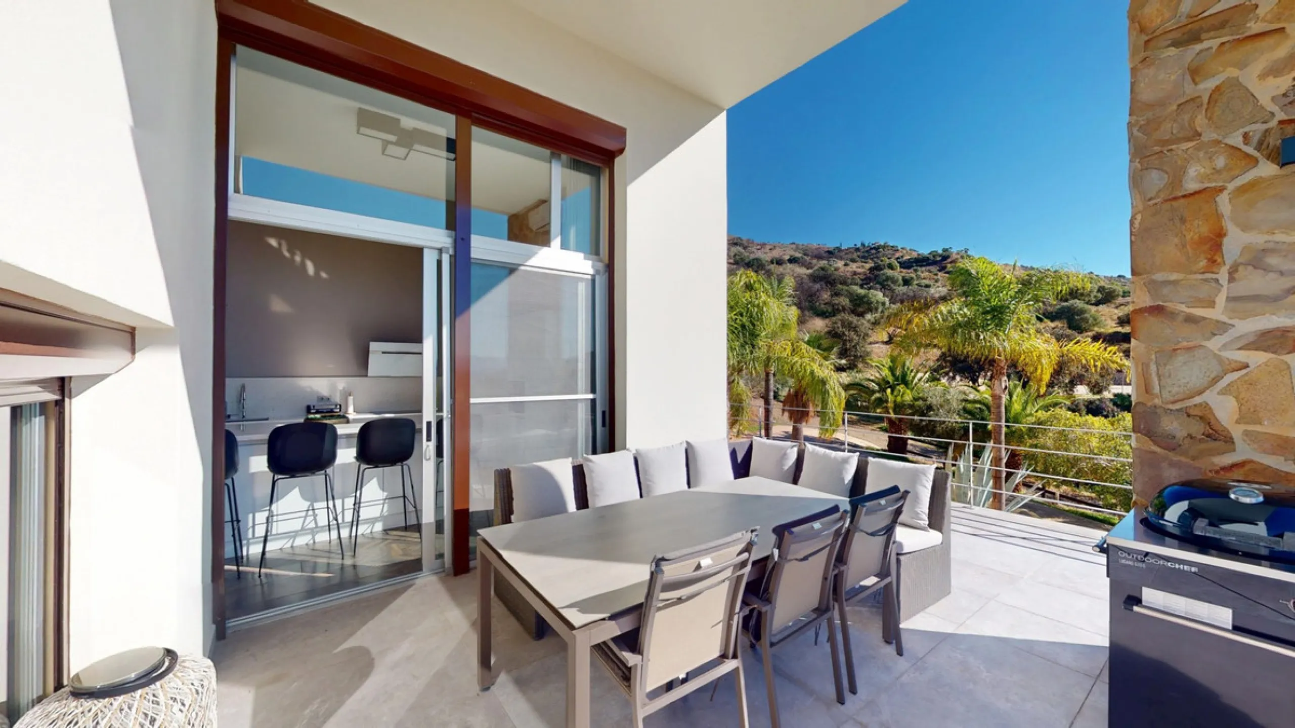 Exclusive Estate with Guest Apartment and Equestrian Facilities in Álora This exceptional estate in Álora combines generous living spaces, absolute privacy, and a privileged natural setting ideal for those seeking comfort, tranquillity, and versatile usag