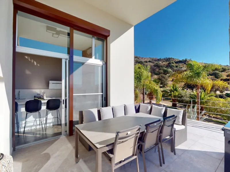 Exclusive Estate with Guest Apartment and Equestrian Facilities in Álora This exceptional estate in Álora combines generous living spaces, absolute privacy, and a privileged natural setting ideal for those seeking comfort, tranquillity, and versatile usag