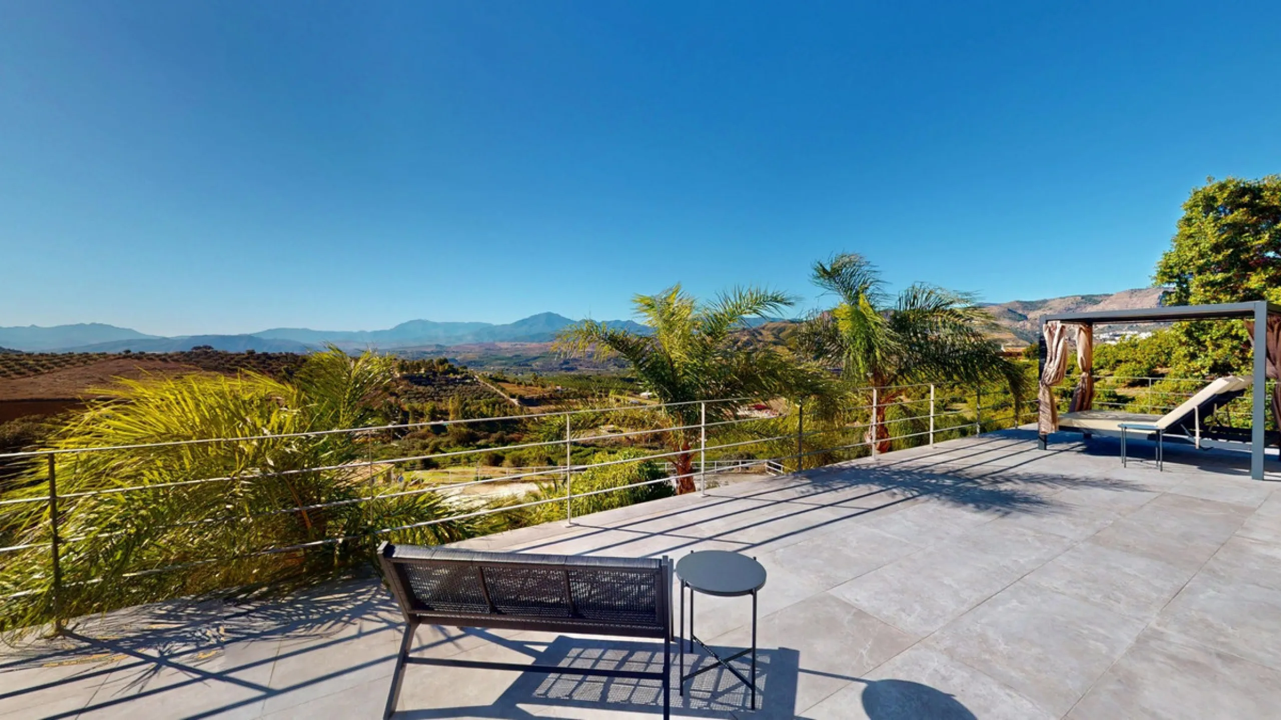 Exclusive Estate with Guest Apartment and Equestrian Facilities in Álora This exceptional estate in Álora combines generous living spaces, absolute privacy, and a privileged natural setting ideal for those seeking comfort, tranquillity, and versatile usag