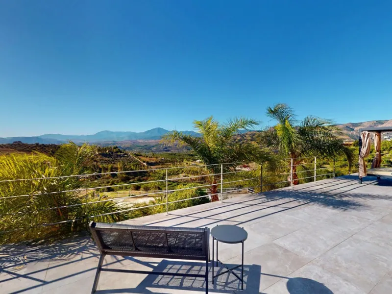 Exclusive Estate with Guest Apartment and Equestrian Facilities in Álora This exceptional estate in Álora combines generous living spaces, absolute privacy, and a privileged natural setting ideal for those seeking comfort, tranquillity, and versatile usag