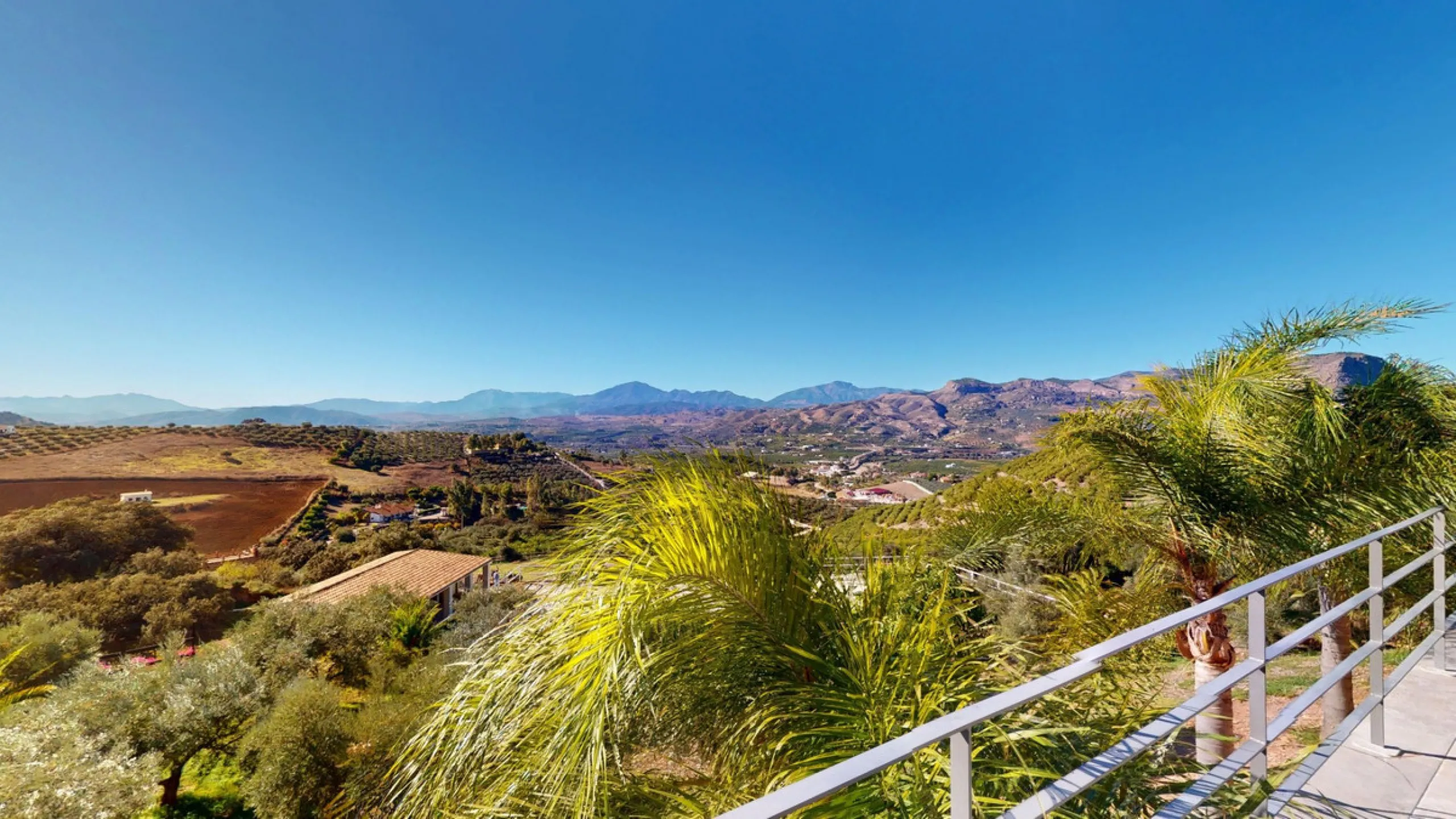 Exclusive Estate with Guest Apartment and Equestrian Facilities in Álora This exceptional estate in Álora combines generous living spaces, absolute privacy, and a privileged natural setting ideal for those seeking comfort, tranquillity, and versatile usag