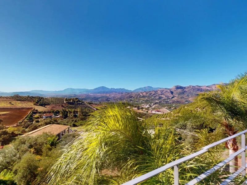Exclusive Estate with Guest Apartment and Equestrian Facilities in Álora This exceptional estate in Álora combines generous living spaces, absolute privacy, and a privileged natural setting ideal for those seeking comfort, tranquillity, and versatile usag