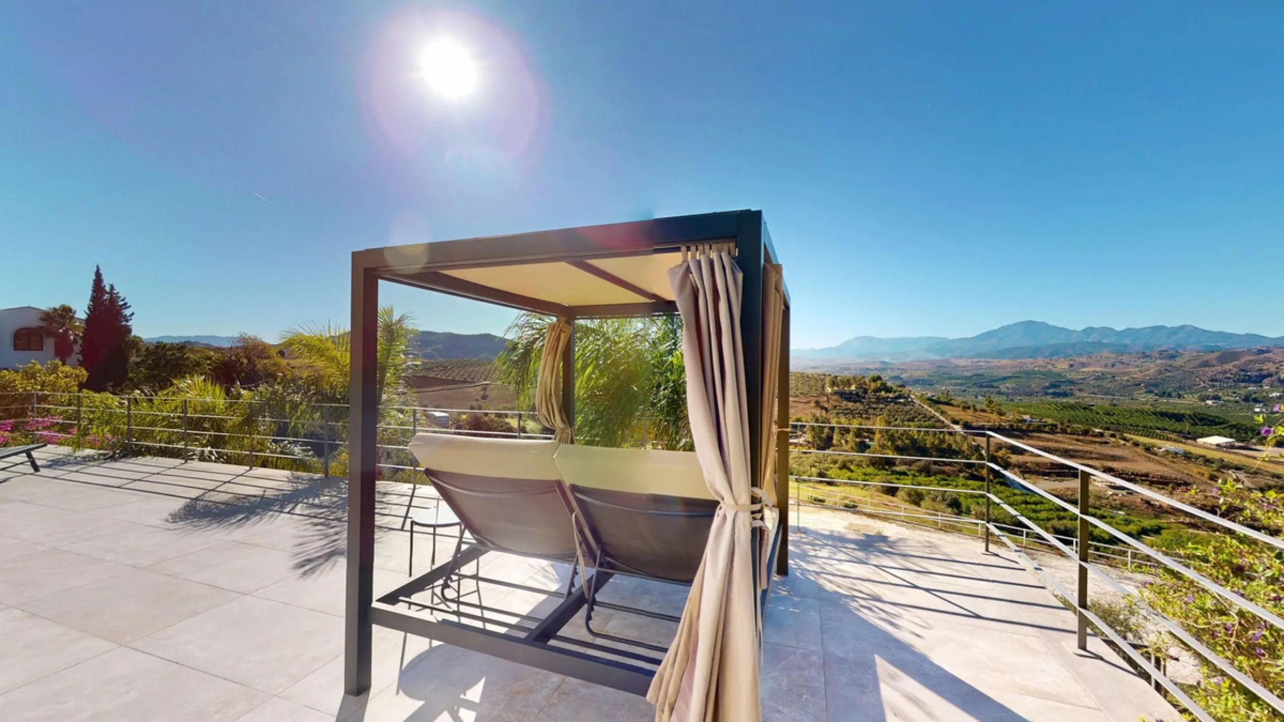 Exclusive Estate with Guest Apartment and Equestrian Facilities in Álora This exceptional estate in Álora combines generous living spaces, absolute privacy, and a privileged natural setting ideal for those seeking comfort, tranquillity, and versatile usag