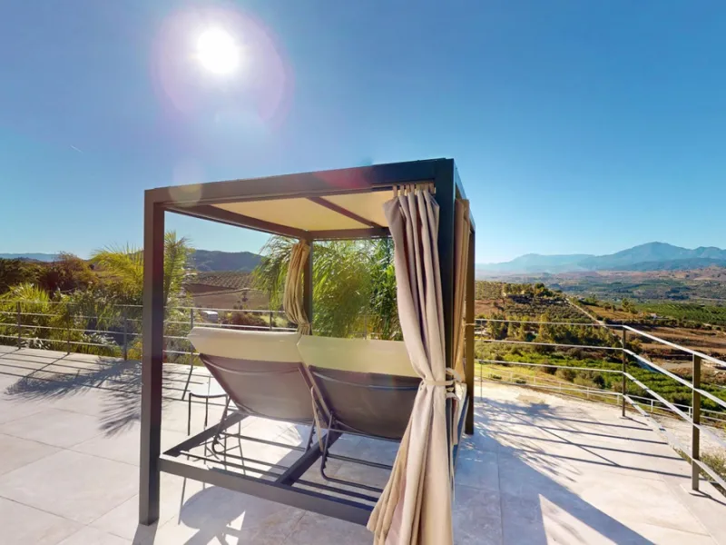 Exclusive Estate with Guest Apartment and Equestrian Facilities in Álora This exceptional estate in Álora combines generous living spaces, absolute privacy, and a privileged natural setting ideal for those seeking comfort, tranquillity, and versatile usag