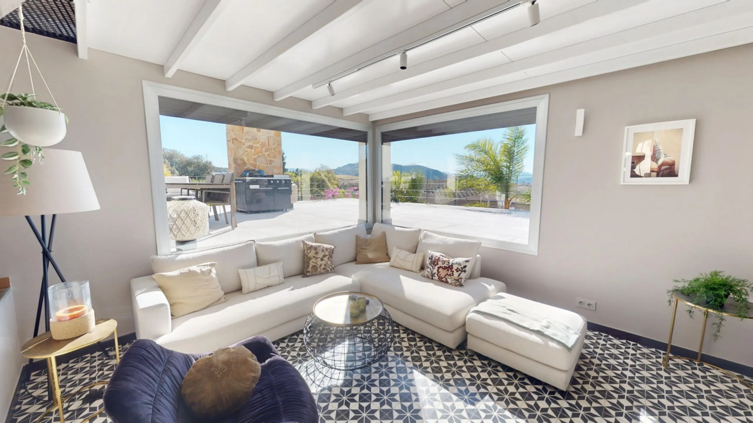 Exclusive Estate with Guest Apartment and Equestrian Facilities in Álora This exceptional estate in Álora combines generous living spaces, absolute privacy, and a privileged natural setting ideal for those seeking comfort, tranquillity, and versatile usag