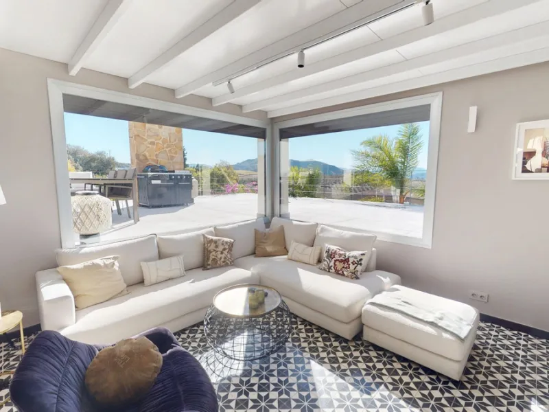 Exclusive Estate with Guest Apartment and Equestrian Facilities in Álora This exceptional estate in Álora combines generous living spaces, absolute privacy, and a privileged natural setting ideal for those seeking comfort, tranquillity, and versatile usag