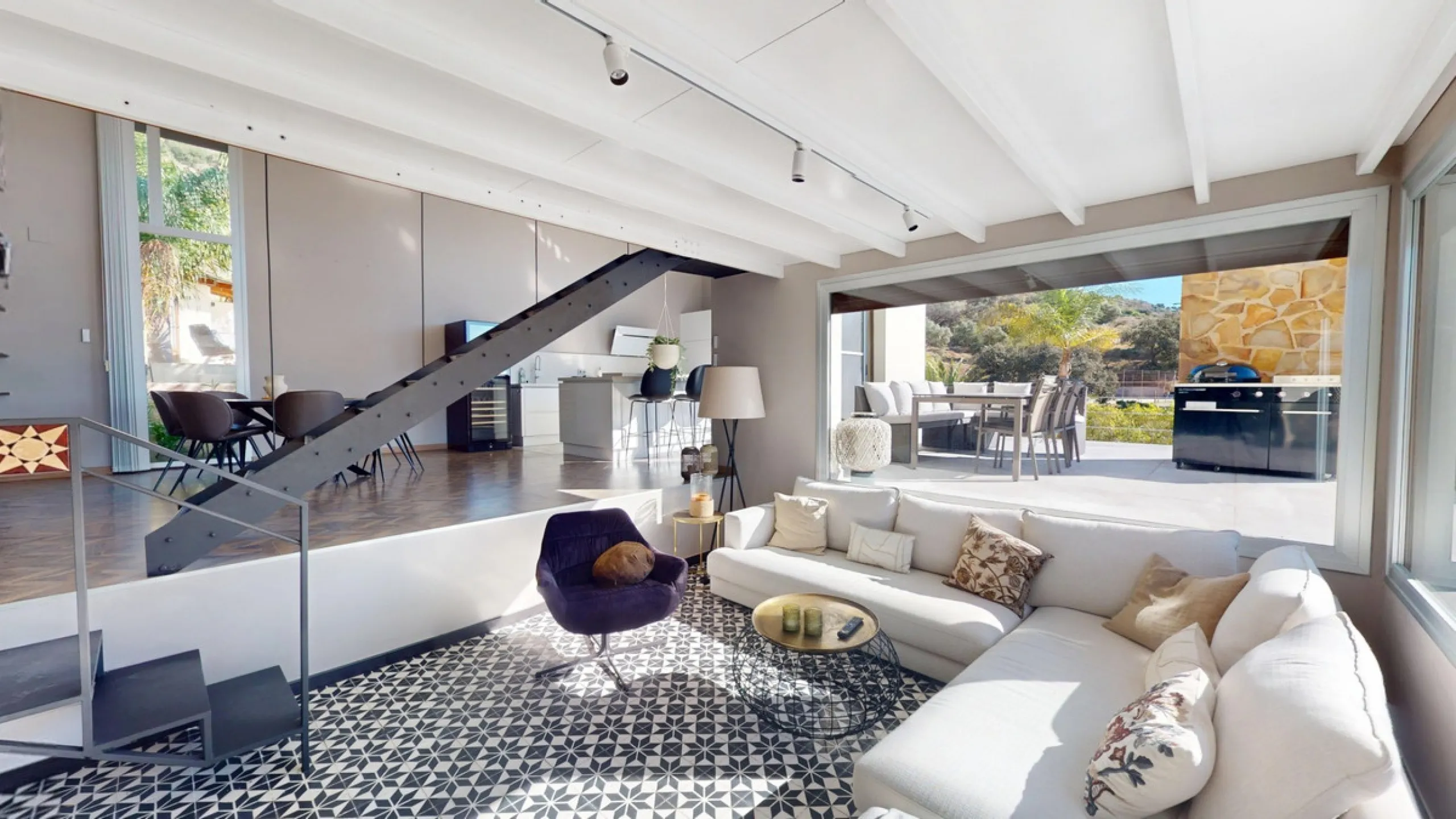 Exclusive Estate with Guest Apartment and Equestrian Facilities in Álora This exceptional estate in Álora combines generous living spaces, absolute privacy, and a privileged natural setting ideal for those seeking comfort, tranquillity, and versatile usag