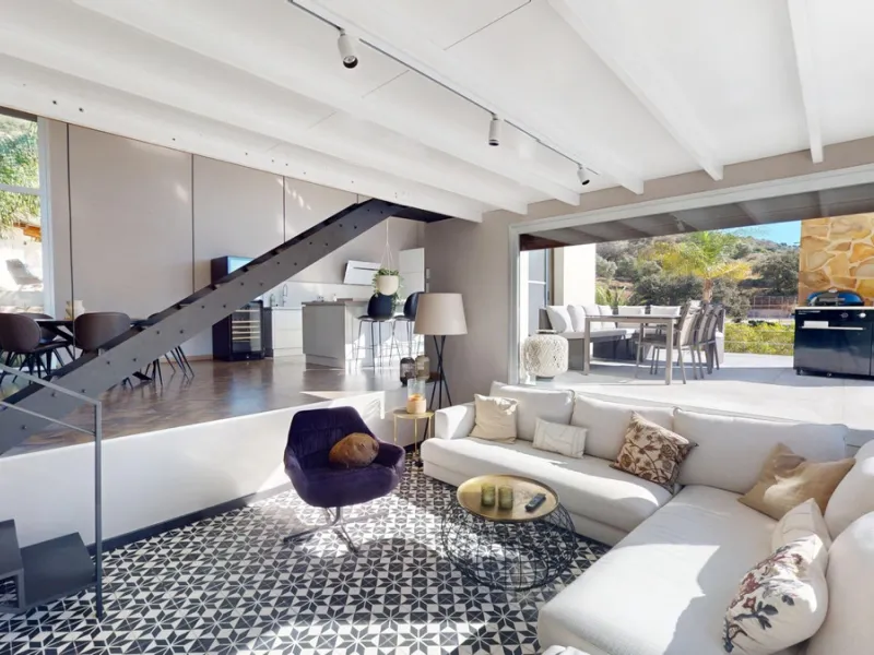 Exclusive Estate with Guest Apartment and Equestrian Facilities in Álora This exceptional estate in Álora combines generous living spaces, absolute privacy, and a privileged natural setting ideal for those seeking comfort, tranquillity, and versatile usag