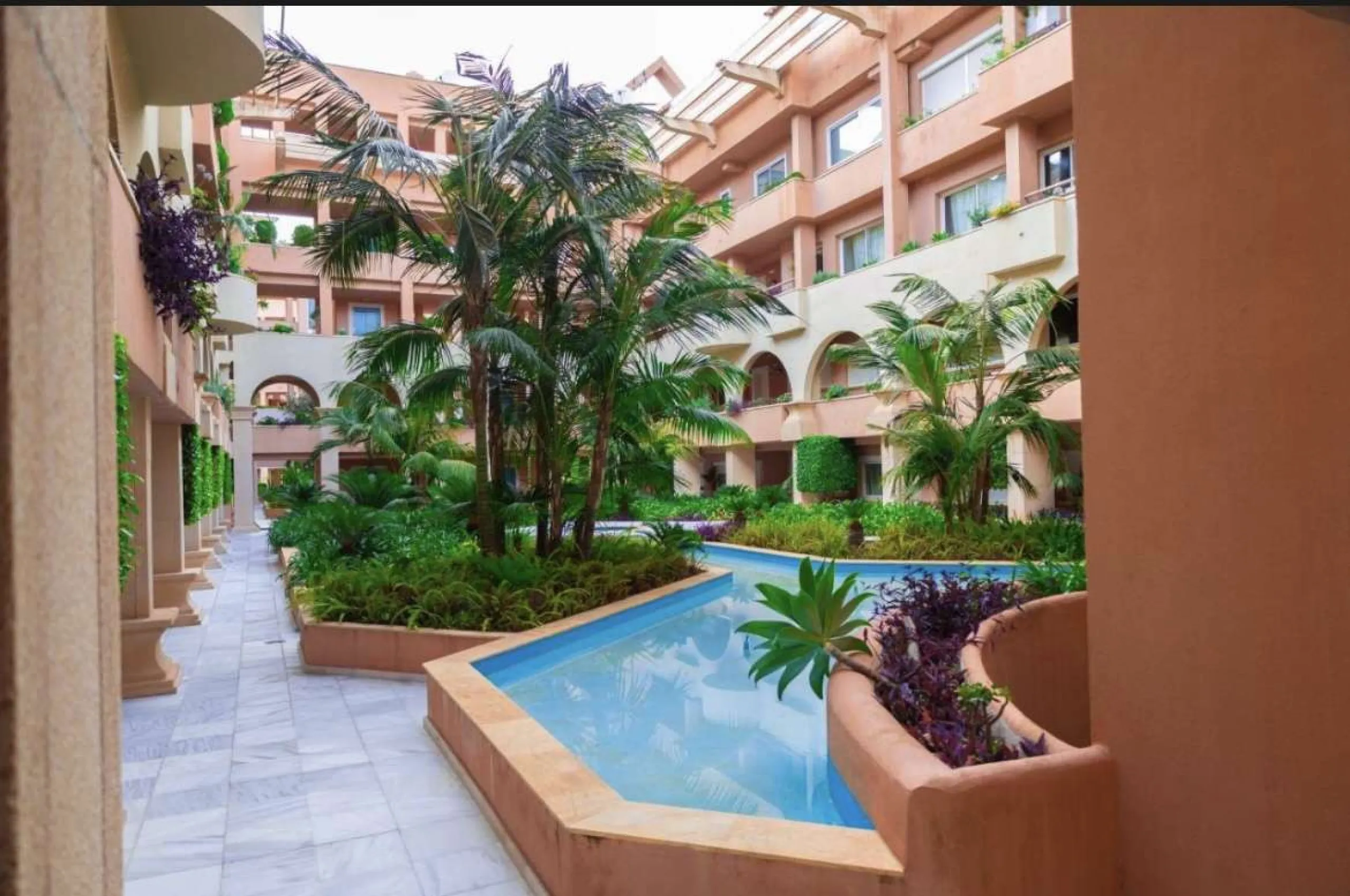 Wonderful apartment in Magna Marbella in one of the most exclusive developments in Nueva Andalucia, a gated community with 24-hour security, with several communal swimming pools and large tropical gardens guaranteeing total tranquility.