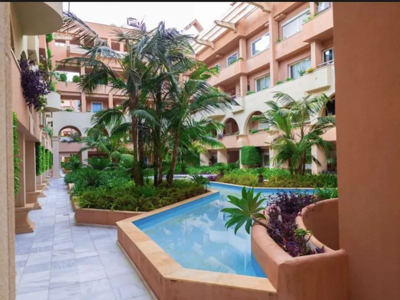 Wonderful apartment in Magna Marbella in one of the most exclusive developments in Nueva Andalucia, a gated community with 24-hour security, with several communal swimming pools and large tropical gardens guaranteeing total tranquility.