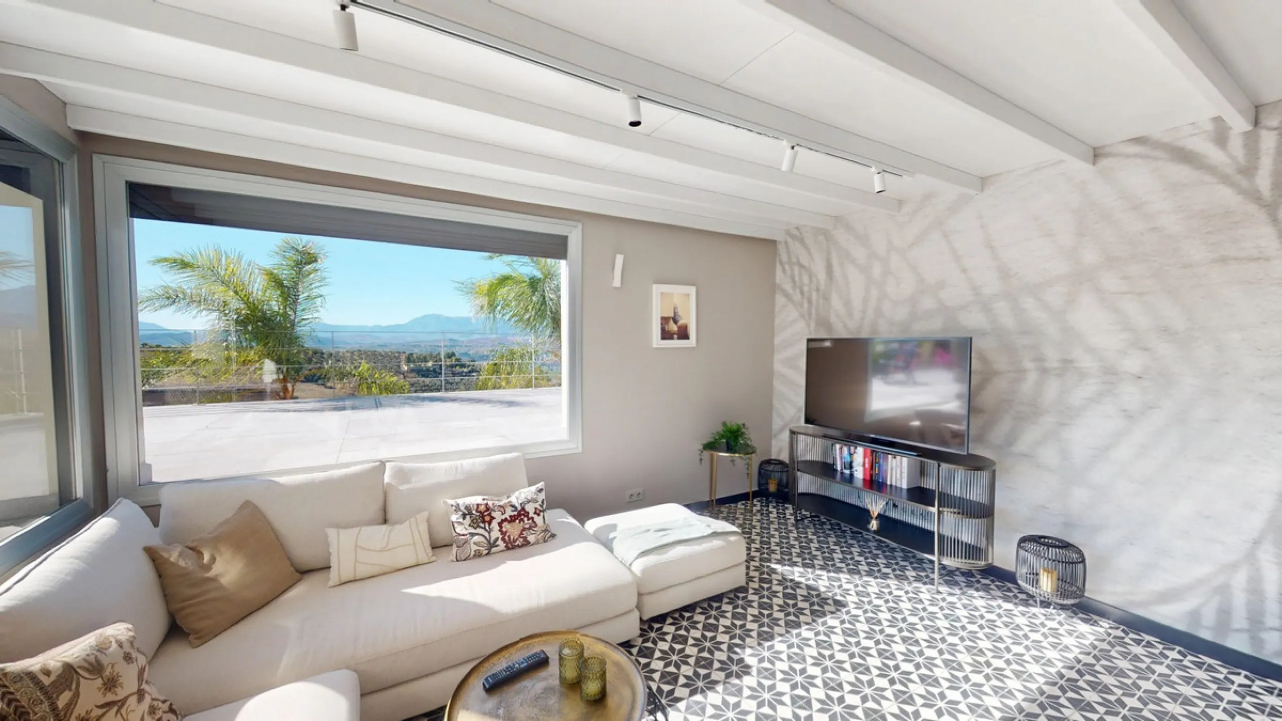 Exclusive Estate with Guest Apartment and Equestrian Facilities in Álora This exceptional estate in Álora combines generous living spaces, absolute privacy, and a privileged natural setting ideal for those seeking comfort, tranquillity, and versatile usag