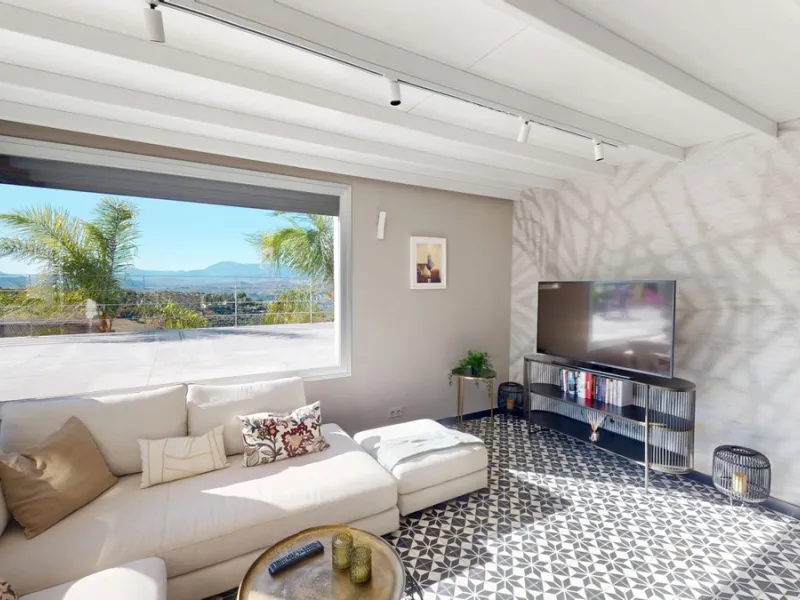 Exclusive Estate with Guest Apartment and Equestrian Facilities in Álora This exceptional estate in Álora combines generous living spaces, absolute privacy, and a privileged natural setting ideal for those seeking comfort, tranquillity, and versatile usag