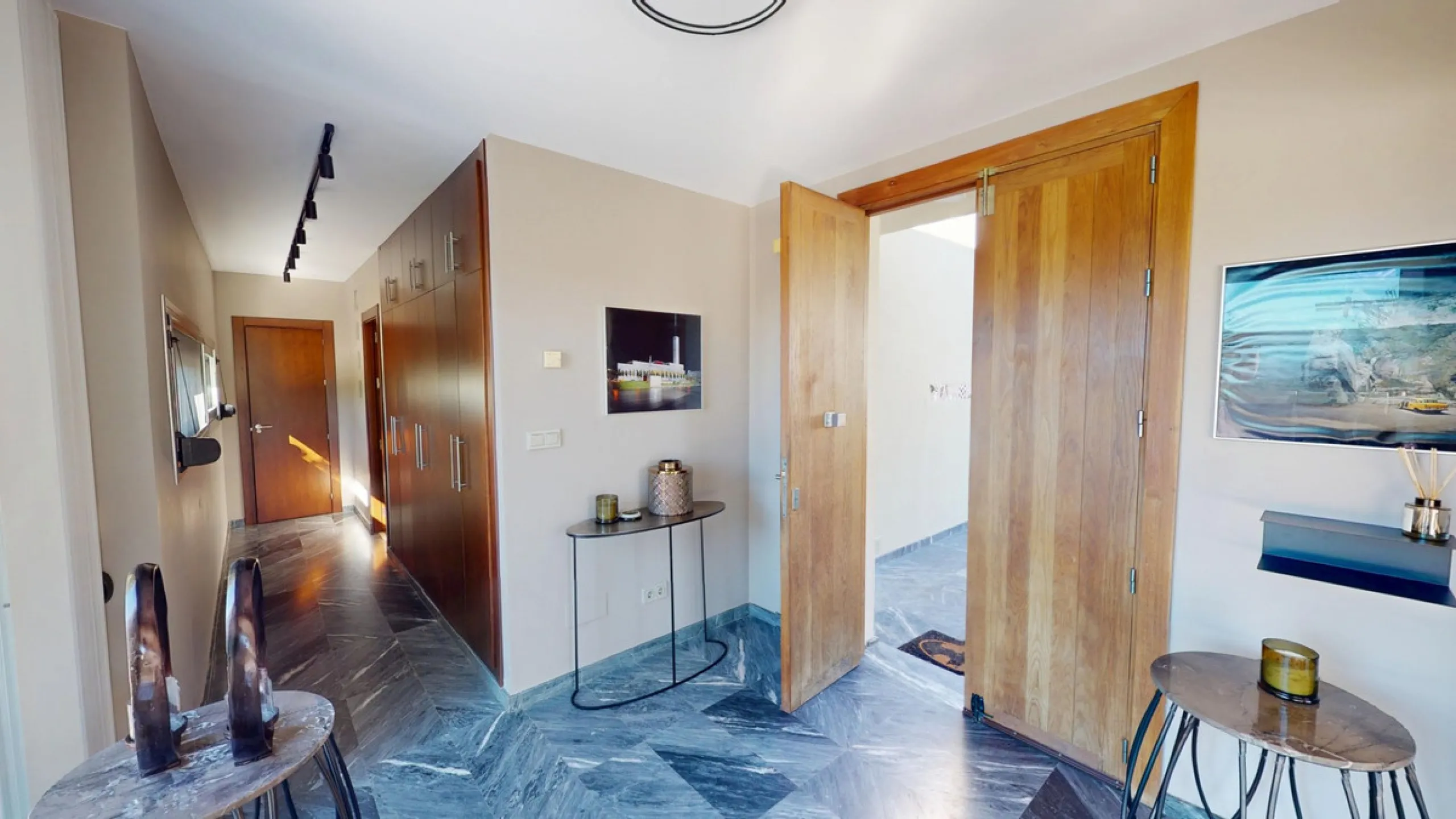 Exclusive Estate with Guest Apartment and Equestrian Facilities in Álora This exceptional estate in Álora combines generous living spaces, absolute privacy, and a privileged natural setting ideal for those seeking comfort, tranquillity, and versatile usag