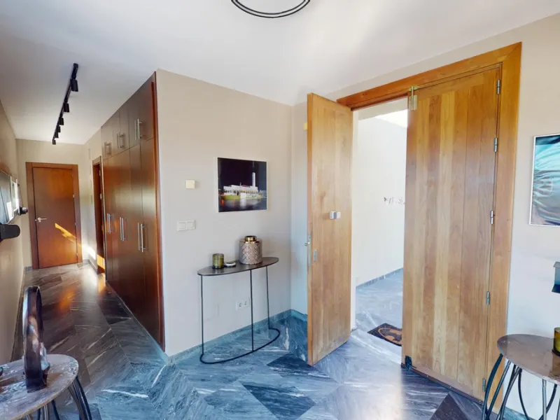 Exclusive Estate with Guest Apartment and Equestrian Facilities in Álora This exceptional estate in Álora combines generous living spaces, absolute privacy, and a privileged natural setting ideal for those seeking comfort, tranquillity, and versatile usag