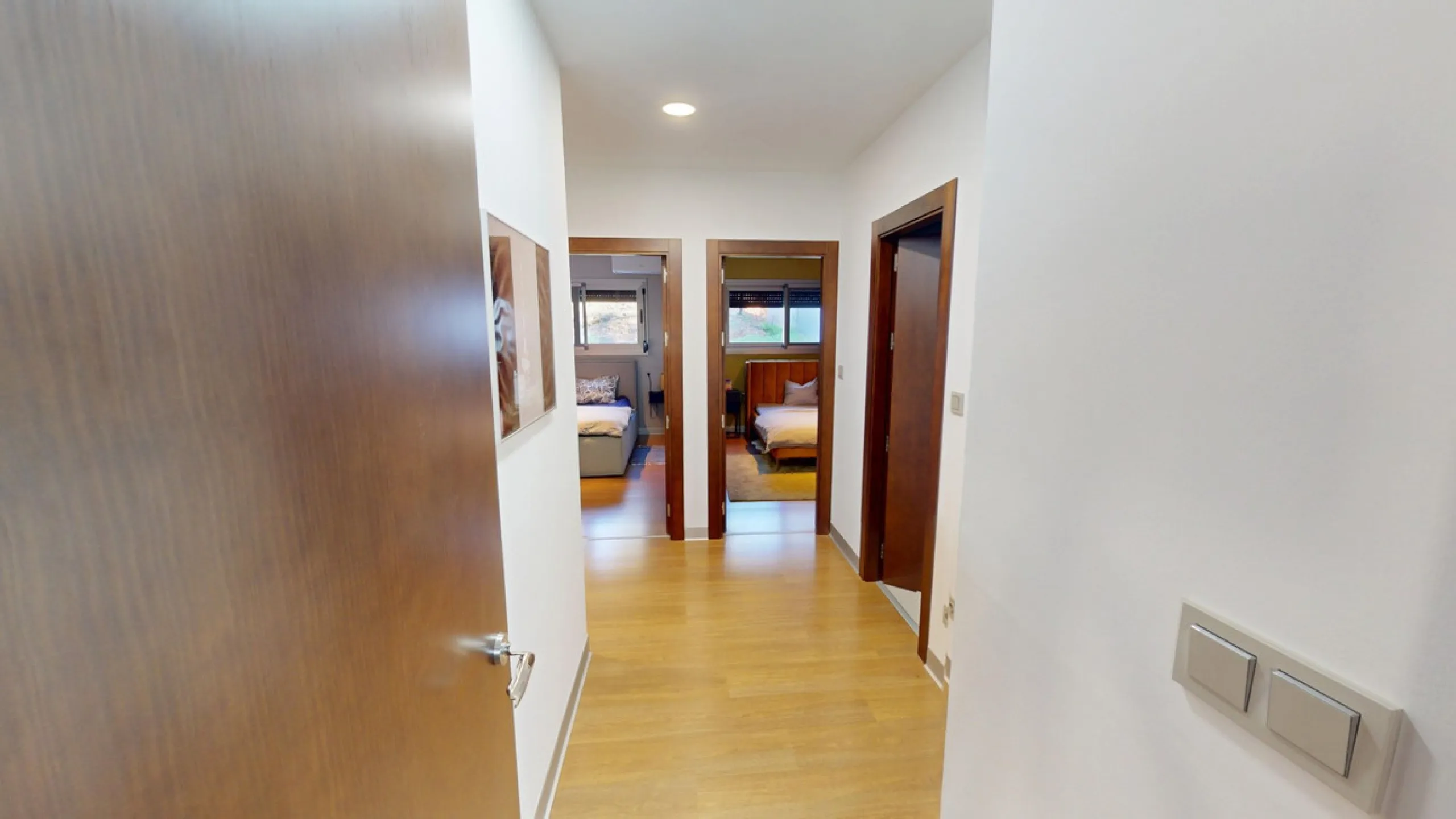 Exclusive Estate with Guest Apartment and Equestrian Facilities in Álora This exceptional estate in Álora combines generous living spaces, absolute privacy, and a privileged natural setting ideal for those seeking comfort, tranquillity, and versatile usag